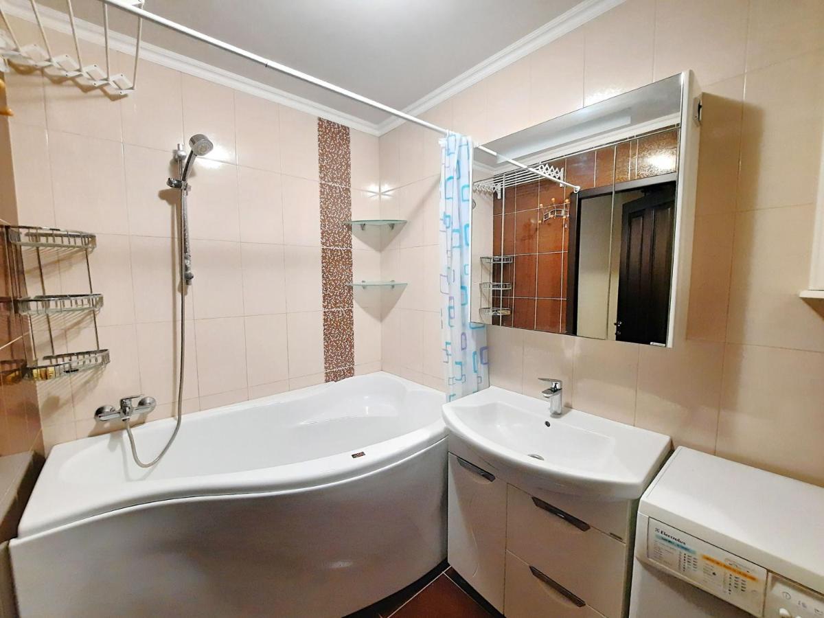 Ботанік Це 3 Кімнатна Квартира Подобово У Центрі Полтави Мережа Alex Apartments Безконтактне Заселення 24-7 Документи Для Відряджень Poltava Luaran gambar